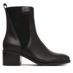 Botki Liu Jo. Czarne botki damskie Liu Jo, bez obcasa, na słupku, bez zapięcia. Za 789.99 zł.