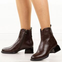 Brązowe skórzane botki damskie na obcasie Cambell 55319. Brązowe botki damskie Cambell, na jesień, z jeansu, eleganckie, z okrągłym noskiem, bez obcasa, na obcasie, bez zapięcia. Za 299.00 zł.