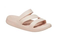 Klapki damskie Crocs 2095876UR. Czerwone klapki damskie Crocs, bez wzorów, z materiału, bez obcasa, bez zapięcia. Za 199.99 zł.