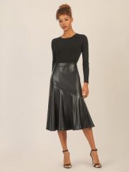 APART Sukienka w kolorze czarnym rozmiar: 34. Czarne sukienki damskie Apart, bez wzorów, ze skóry, bez ramiączek. Za 295.99 zł.