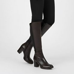 Kozaki damskie Grace, wysoka smukła cholewka ze skóry licowej z elastycznym ściągaczem i wysokim stabilnym obcasem, brązowe, 05110-2-231-T-93-3. Brązowe kozaki damskie Grace, z materiału, bez obcasa, na obcasie, bez zapięcia. Za 499.00 zł.