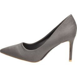 Szare zamszowe szpilki damskie VICES 1243-5. Szare szpilki damskie VICES, bez wzorów, z zamszu, bez obcasa, na szpilce, bez zapięcia. W wyprzedaży za 69.00 zł.