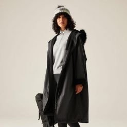 Unisex dla dorosłych wodoodporny szlafrok do zmiany. Brązowe szlafroki damskie Regatta, bez wzorów, bez kaptura. W wyprzedaży za 533.55 zł.