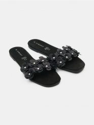 Klapki z aplikacjami 3D - czarny. Czarne klapki damskie Sinsay, z aplikacjami, bez obcasa, bez zapięcia. Za 49.99 zł.