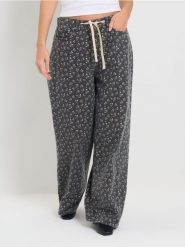 Jeansy baggy ze wzorem - szary. Szare jeansy damskie Sinsay. Za 79.99 zł.