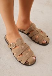 Ciemnobeżowe Klapki Gladiatorki z Ozdobną Sprzączką Lusanatia. Brązowe klapki damskie Renee, bez wzorów, bez obcasa, na płaskiej podeszwie, bez zapięcia. Za 79.99 zł.