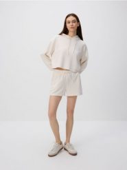 Krótka bluza z kapturem - złamana biel. Bluzy damskie Reserved, l, bez wzorów, z dzianiny, z kapturem. Za 89.99 zł.
