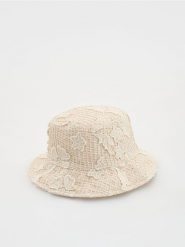 Ażurowy kapelusz bucket - kremowy. Białe kapelusze damskie Reserved, w ażurowe wzory. Za 69.99 zł.