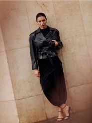 Sandały ze skóry owczej - czarny. Czarne sandały damskie Reserved, bez wzorów, ze skóry, bez obcasa, bez zapięcia. Za 179.99 zł.