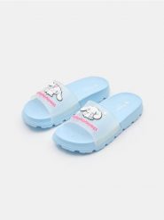 Klapki z antypoślizgową podeszwą Cinnamoroll - błękitny. Niebieskie klapki damskie Sinsay, bez wzorów, bez obcasa, bez zapięcia. Za 35.99 zł.