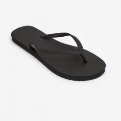 Japonki damskie Decathlon 100. Czarne klapki damskie Decathlon, bez wzorów, bez obcasa, bez zapięcia. Za 12.99 zł.