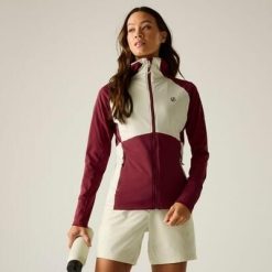 Damska bluza Evolving III z kapturem, elastyczna, w blokach kolorów. Czerwone bluzy damskie Dare 2b, bez wzorów, z elastanu, z kapturem. Za 379.99 zł.