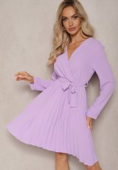 Jasnofioletowa Sukienka Plisowana z Materiałowym Paskiem Jaresa. Fioletowe sukienki damskie Renee, bez wzorów, z materiału, eleganckie, bez ramiączek. W wyprzedaży za 75.99 zł.