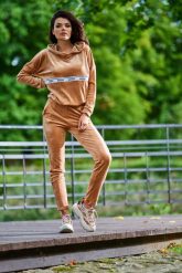 Welurowe Spodnie z Logowaną Taśmą w Pasie. Brązowe spodnie dresowe damskie Awama, l, bez wzorów, z dresówki. Za 209.90 zł.