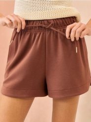 Szorty soft touch z domieszką wiskozy - brązowy. Brązowe spodenki sportowe damskie Sinsay, l, bez wzorów, z wiskozy. W wyprzedaży za 29.99 zł.