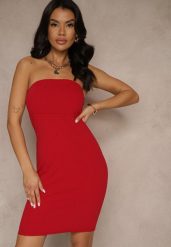 Czerwona Sukienka z Wiskozą Typu Bodycon Ellavira. Czerwone sukienki damskie Renee, bez wzorów, z wiskozy, klasyczne, bez ramiączek. W wyprzedaży za 107.99 zł.