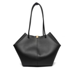 Torebka Coccinelle. Czarne torebki klasyczne damskie Coccinelle, bez dodatków. Za 1,439.00 zł.