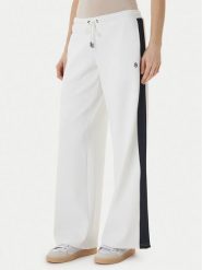 Guess Jeans Spodnie dresowe W6GBB6 KB212 Biały Relaxed Fit. Białe spodnie dresowe damskie Guess Jeans, xxl, z aplikacjami, z dresówki. Za 434.99 zł.