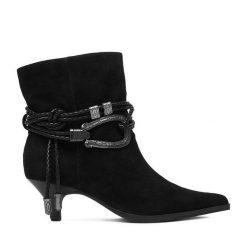 Botki Badura. Czarne botki damskie Badura, bez obcasa, na słupku, bez zapięcia. Za 499.99 zł.