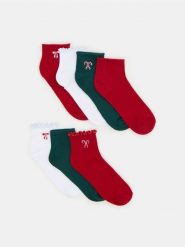 Prążkowane skarpetki z motywem świątecznym 7 pack - wielobarwny. Skarpetki damskie Sinsay, bez wzorów, prążkowane. Za 22.99 zł.