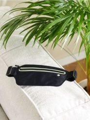 Saszetka z odblaskowymi elementami - czarny. Czarne nerki i saszetki damskie Sinsay, bez wzorów. Za 13.99 zł.