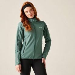 Kurtka damska softshell wodoodporny Moutdale. Zielone kurtki sportowe damskie Regatta, bez wzorów, z materiału, bez kaptura. W wyprzedaży za 249.99 zł.