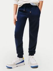 Tommy Hilfiger Spodnie dresowe Script Flag KB0KB09694 Granatowy Regular Fit. Niebieskie spodnie dresowe chłopięce Tommy Hilfiger, z bawełny. Za 229.99 zł.
