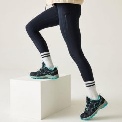 Legginsy trekkingowe damskie Monira. Zielone legginsy damskie Regatta, bez wzorów, z materiału. W wyprzedaży za 199.99 zł.