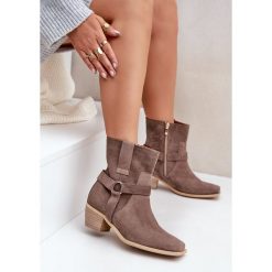 Botki Z Naturalnego Zamszu Na Obcasie Zazoo 3444/2 Brązowe. Brązowe botki damskie eleganckie, bez obcasa, na obcasie, bez zapięcia. Za 655.57 zł.