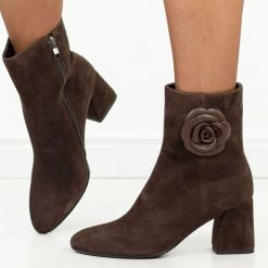 Brązowe skórzane botki damskie na słupku DiA 9053. Brązowe botki damskie DiA, na jesień, z jeansu, eleganckie, bez obcasa, na słupku, bez zapięcia. Za 439.00 zł.