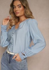 Jasnoniebieska Koszula Ozdobiona Ażurowym Wzorem Erivora. Niebieskie koszule damskie Renee, l, z aplikacjami, z jeansu, eleganckie, bez kołnierzyka, bez ramiączek. Za 109.99 zł.
