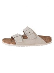 Birkenstock Skórzane klapki w kolorze kremowym rozmiar: 38. Białe klapki damskie Birkenstock, bez wzorów, z otwartym noskiem, bez obcasa, bez zapięcia. Za 389.95 zł.