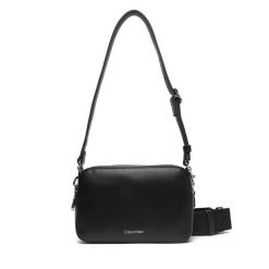 Torebka Calvin Klein. Czarne listonoszki damskie Calvin Klein, bez wzorów, bez dodatków. Za 339.99 zł.