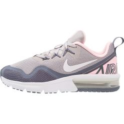 Nike Performance AIR MAX FURY Obuwie do biegania treningowe atmosphere grey/white/arctic punch/light carbon/metallic silver. Szare buty sportowe chłopięce Nike Performance, z materiału. W wyprzedaży za 251.30 zł.