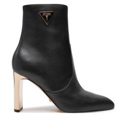 Botki Guess. Czarne botki damskie Guess, bez obcasa, na słupku, bez zapięcia. Za 899.99 zł.