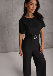 Czarny Kombinezon VICES Ozdobiony Paskiem i Klamrą o Nieregularnym Kształcie Metilaeno. Czarne sukienki damskie Renee, bez wzorów, bez ramiączek. Za 179.99 zł.