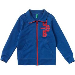 Bluza w kolorze niebieskim. Niebieskie bluzy niemowlęce Benetton, z nadrukiem, ze stójką. W wyprzedaży za 35.95 zł.