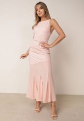 Różowa Elegancka Sukienka z Łączonych Materiałów z Odkrytymi Plecami i Falbankami Kalice. Czerwone sukienki damskie Born2be, bez wzorów, z materiału, eleganckie, bez ramiączek. Za 249.99 zł.
