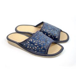 Kapcie klapki damskie R.37 ażurowe wygodne lekkie profilowane KD-02-DB-37. Niebieskie kapcie damskie w ażurowe wzory, z lakierowanej skóry, bez obcasa, bez zapięcia. Za 23.37 zł.