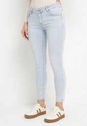 Jasnoniebieskie Jeansy o Dopasowanym Kroju z Niskim Stanem Kolithria. Niebieskie jeansy damskie Born2be, bez wzorów, z jeansu. Za 109.99 zł.