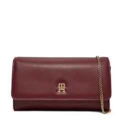 Torebka Tommy Hilfiger. Czerwone torebki wieczorowe damskie Tommy Hilfiger, bez wzorów, bez dodatków. Za 349.99 zł.