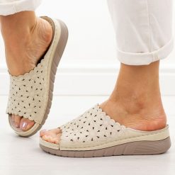 Beżowe klapki damskie Vinceza 85207. Brązowe klapki damskie VINCEZA, bez wzorów, z jeansu, bez obcasa, bez zapięcia. Za 139.00 zł.