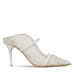 Klapki MALONE SOULIERS. Białe klapki damskie MALONE SOULIERS, bez wzorów, bez obcasa, bez zapięcia. Za 1,749.00 zł.