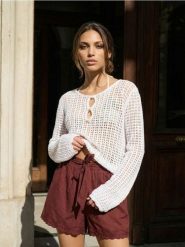 Bawełniane szorty high waist z haftem - żółty. Żółte spodenki sportowe damskie Sinsay, l, bez wzorów, z bawełny, z podwyższonym stanem. W wyprzedaży za 29.99 zł.