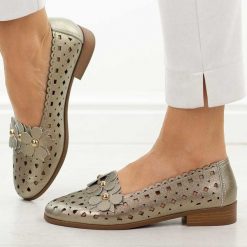 Złote skórzane ażurowe półbuty damskie M.Daszyński 25113-7. Żółte półbuty damskie M.Daszyński, na lato, z aplikacjami, ze skóry, bez obcasa, na płaskiej podeszwie, bez zapięcia. Za 219.00 zł.