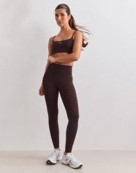 Damskie legginsy z wysokim stanem, squat proof, modelujące Sculpting Fit brązowe. Brązowe legginsy damskie Aim'n, s, bez wzorów, z materiału. Za 393.00 zł.