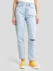 Jeansy damskie mom jeans z dziurą jasnoniebieskie Silla 122. Niebieskie jeansy damskie Big Star, z podwyższonym stanem. W wyprzedaży za 99.99 zł.