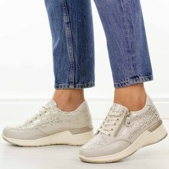 Złote skórzane sneakersy damskie S.Barski 7081. Żółte obuwie sportowe damskie S.BARSKI, na jesień, z dresówki, bez zapięcia, trekkingowe. Za 279.00 zł.