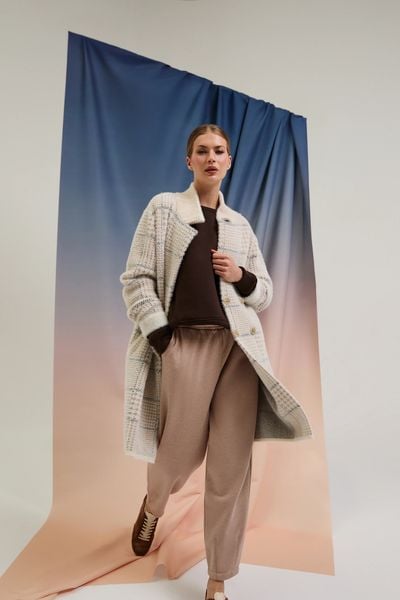 Płaszcz w kratę beżowy. Brązowe płaszcze damskie MOODO, l, bez wzorów, z poliamidu, bez kaptura. Za 199.99 zł.