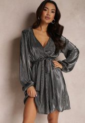 Czarno-Srebrna Błyszcząca Sukienka Kopertowa Jarnei. Czarne sukienki damskie Renee, z aplikacjami, z tkaniny, eleganckie, bez ramiączek. Za 149.99 zł.